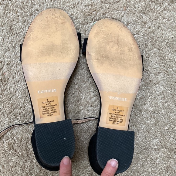 Black Lowered Heeled Shoes - Picture 3 of 3